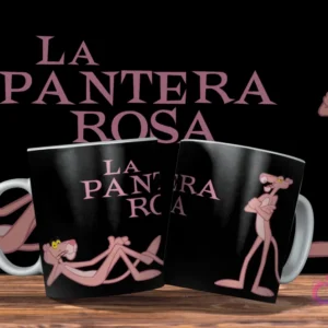 Dos tazas negras con diseño de La Pantera Rosa. Una con la pantera relajada, la otra con la pantera de pie y brazos cruzados. Fondo negro con el título 'La Pantera Rosa' en rosa.