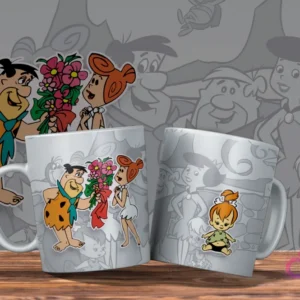 Dos tazas blancas con diseño de Los Picapiedra. Una con Pedro ofreciendo flores a Vilma, la otra con Pebbles bebé. Fondo con siluetas grises prehistóricas.