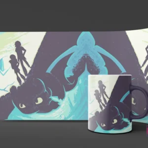 Diseño estilizado en tonos azules y morados con siluetas de Hipo, Astrid, Chimuelo y Furia Luminosa volando en un mockup de taza bicolor.