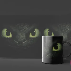 Primer plano de los ojos verdes brillantes y la piel escamosa oscura de Chimuelo de Cómo Entrenar a tu Dragón en un mockup de taza negra.