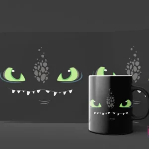 Diseño de la cara de Chimuelo con una expresión sonriente y dientes pequeños, sobre un fondo oscuro, en un mockup de taza negra.