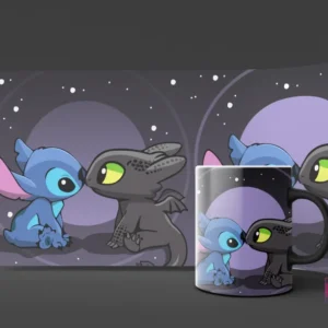Diseño de Chimuelo y Stitch, el personaje de Disney, dándose un beso de narices en un fondo estrellado morado, en un mockup de taza con degradado.