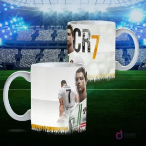 Plantilla de taza CR7 con Cristiano Ronaldo de espaldas con el número 7 de Portugal y un retrato frontal de CR7 en monocromo, con diseño minimalista blanco y dorado, sobre fondo de estadio.