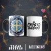 Taza sublimada con diseño de cruz cristiana dorada sobre mandala azul y patrón geométrico. Taza con la frase 'Cristo Vive en Mí' y corona.
