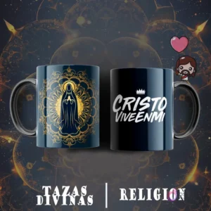 Taza sublimada con silueta de la Virgen María rodeada de un mandala dorado sobre fondo azul oscuro. Taza con la frase 'Cristo Vive en Mí' y corona.