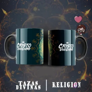 Taza sublimada con la frase 'Cristo Vive en Mí' y corona, junto a un elegante patrón floral dorado sobre fondo verde azulado oscuro.