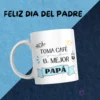 Taza blanca con diseño de sublimación 'Acá toma café el mejor Papá' con corona y taza de café, sobre fondo azul degradado.