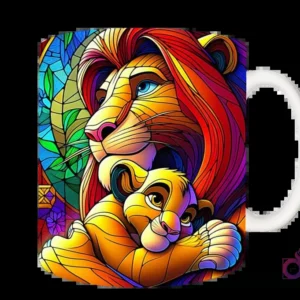 Mockup de taza blanca con diseño de Mufasa y Simba abrazándose en estilo vitral, fondo oscuro con luces de neón 'PAPÁS DIVERTIDOS'.