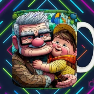 Mockup de taza blanca con diseño de Carl Fredricksen abrazando a Russell de Up en estilo vitral, fondo oscuro con luces de neón 'PAPÁS DIVERTIDOS'.