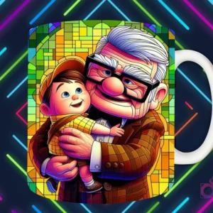 Mockup de taza blanca con diseño de Carl Fredricksen sosteniendo y abrazando a Russell de Up en estilo vitral, fondo oscuro con luces de neón 'PAPÁS DIVERTIDOS'.
