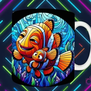 Mockup de taza blanca con diseño de pez payaso adulto y pez payaso bebé (Nemo) nadando y abrazándose en estilo vitral, fondo marino oscuro.