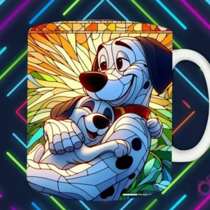Mockup de taza blanca con diseño de Pongo el dálmata abrazando a un cachorro dálmata en estilo vitral, fondo oscuro con luces de neón 'PAPÁS DIVERTIDOS'.