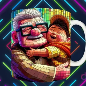 Mockup de taza blanca con diseño de Carl Fredricksen sonriendo mientras abraza a un Russell risueño de Up en estilo vitral, fondo oscuro con luces de neón 'PAPÁS DIVERTIDOS'.