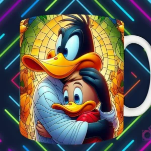 Mockup de taza blanca con diseño del Pato Lucas abrazando a su hijo pato en estilo vitral, fondo oscuro con luces de neón 'PAPÁS DIVERTIDOS'.