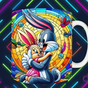 Mockup de taza blanca con diseño de Bugs Bunny abrazando a Lola Bunny en estilo vitral, con mariposas y pájaros, fondo oscuro con luces de neón 'PAPÁS DIVERTIDOS'.