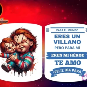 Taza de sublimación con Chucky con su característica ropa de rayas sosteniendo a un bebé, y mensaje 'Eres mi Héroe Papá'