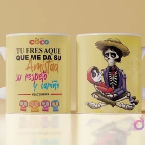 Mockup de taza con diseño para el Día del Padre de Coco con Héctor el esqueleto y Miguel, frase 'Tu eres aquel que me da su amistad respeto y cariño', fondo amarillo