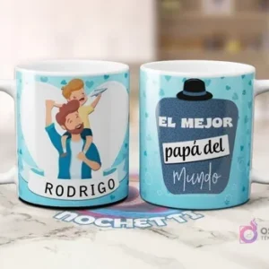 Dos tazas blancas de sublimación con diseño azul. Una con padre cargando a hijo y nombre 'RODRIGO'. Otra con frase 'EL MEJOR papá del Mundo' dentro de botella con sombrero.