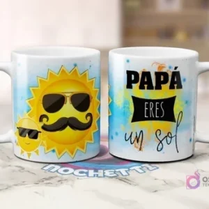 Dos tazas blancas de sublimación. Una con caricatura de sol grande con gafas y bigote, y un sol pequeño. Otra con frase 'PAPÁ ERES un sol' con fondo de salpicaduras azules y amarillas.