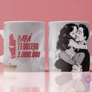 Mockup de taza con diseño para el Día del Padre de Iron Man con Tony Stark y Pepper Potts, frase 'Papá te quiero 3.000.000', fondo gris y blanco de Avengers