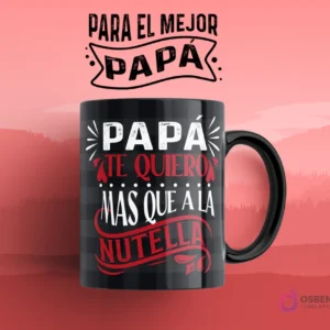 Taza de sublimación con diseño 'Papá, te quiero más que a la Nutella' en blanco y rojo sobre un fondo negro a cuadros, perfecta para el Día del Padre.