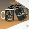 Dos tazas sublimadas del Día del Padre. Una blanca con 'Papalorian' (The Mandalorian con Baby Yoda) y otra negra con 'Aquí Toma El Papalorian'. Fondo gris con bigotes y 'Feliz día del Padre'.