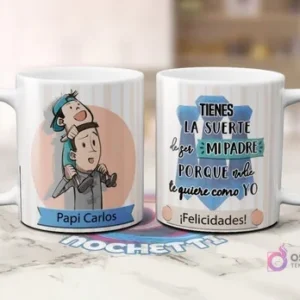Dos tazas blancas de sublimación. Una con caricatura de padre cargando a hijo y el nombre 'Papi Carlos'. Otra con frase 'TIENES LA SUERTE de ser MI PADRE porque nadie te quiere como YO'.