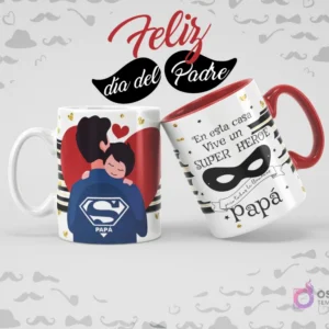 Dos tazas sublimadas de Superman para el Día del Padre. Una taza blanca con un papá con capa de Superman abrazando a su hijo, y otra taza roja y negra con antifaz y el mensaje 'En esta casa vive un superhéroe llamado Papá'.
