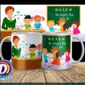 Taza personalizada para educadora parvularia con diseño de maestra, niños y pizarra A.E.I.O.U, mensaje 'la mejor tía eres tú'.
