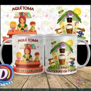 Taza personalizada para maestra de preescolar con diseño de aula, niños jugando y casa con números, frase 'La Mejor Educadora de Párvulo'.