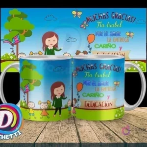 Taza de agradecimiento para tía parvularia con diseño de maestra, niños, cometas y mensaje 'Muchas Gracias Tía Isabel por el amor y la dedicación'.