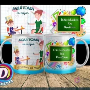 Taza con diseño escolar para educadora de párvulos con maestra, estudiante y pizarra 'Felicidades Tía Paulina', fondo de útiles escolares.
