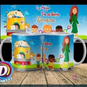 Taza para la mejor tía parvularia con diseño de maestra, niños de diferentes etnias y una casa lápiz, mensaje 'La Mejor Tía se llama Ximena'.