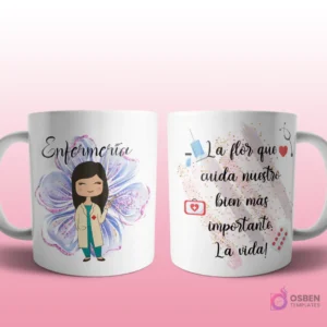 Mug mockup con diseño de estilista caricaturizada de cabello rubio con chaleco rojo, sosteniendo tijeras, sobre fondo abstracto rosa con brillos y frase 'La flor que ayuda a cuidar nuestra belleza y autoestima', con elementos de peluquería.
