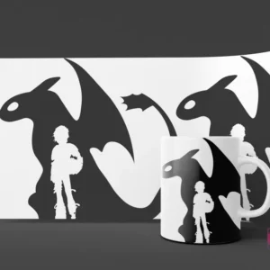 Siluetas de Hipo y Chimuelo en pose de amistad, sobre un fondo blanco y negro, en un mockup de taza blanca.
