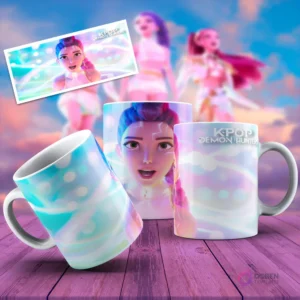 Taza sublimada con primer plano de personaje femenino de KPOP Demon Hunters con pelo morado y efectos luminosos, fondo suave