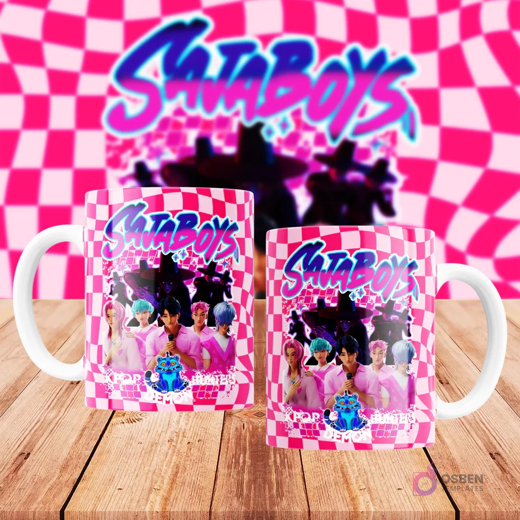 Dos tazas blancas sublimadas con diseño de grupo de chicos estilo KPOP 'Saia Boys' en ropa rosa y azul, con fondo a cuadros rosa y el logo 'Saia Boys'. Dos tazas blancas sublimadas con diseño de grupo de chicos estilo KPOP 'Saia Boys' en ropa rosa y azul, con fondo a cuadros rosa y el logo 'Saia Boys'.