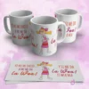 Tres tazas de sublimación blancas con el diseño de Helga Pataki de Hey Arnold! y la frase "YO NO ME ENOJO... A MI ME DA La Wea! ...Y SI ME DA La Wea! ES WEA MIA". En primer plano, dos papeles con el diseño extendido. Fondo rosa.