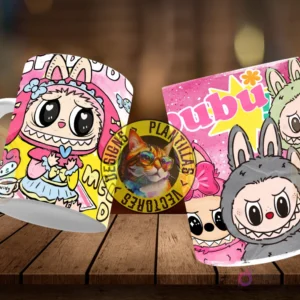 Dos tazas Labubu flotantes. Taza izquierda con Labubu con orejas de conejo rosadas y texto 'Hello My Labubu'. Taza derecha con tres personajes estilo Labubu, uno gris, uno rosa, y texto 'Bububu'. Fondo de madera.