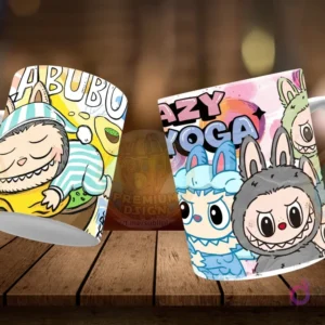 Dos tazas Labubu flotantes. Taza izquierda con Labubu en pijama azul y blanco, durmiendo en una almohada, con texto 'Labubu'. Taza derecha con tres personajes estilo Labubu, uno gris, uno azul, y uno verde, con texto 'Lazy Yoga'. Fondo de madera.