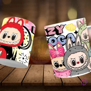 Dos tazas Labubu flotantes. Taza izquierda con Labubu disfrazado con gorro rojo y orejas estilo Mickey Mouse. Taza derecha con tres personajes estilo Labubu, uno gris, uno rosa con moño, y uno verde, con texto 'Lazy Yoga'. Fondo de madera.