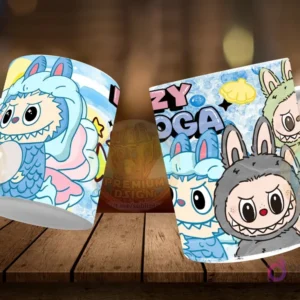 Dos tazas Labubu flotantes. Taza izquierda con Labubu en traje de sirena azul y rosa, sosteniendo una burbuja. Taza derecha con tres personajes estilo Labubu, uno gris, uno azul, y uno verde, con texto 'Lazy Yoga'. Fondo de madera.