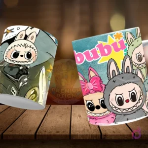 Dos tazas Labubu flotantes. Taza izquierda con Labubu en un atuendo de motociclista o piloto, dentro de un vehículo. Taza derecha con tres personajes estilo Labubu, uno gris, uno rosa con moño, y uno verde, con texto 'Bububu'. Fondo de madera.