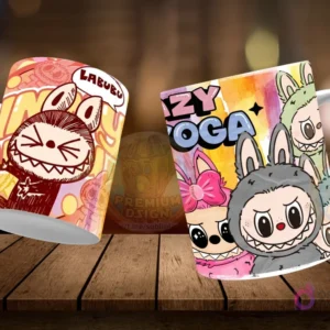 Dos tazas Labubu flotantes. Taza izquierda con Labubu con expresión seria, brazos cruzados, con texto 'LABUBU' en un bocadillo. Taza derecha con tres personajes estilo Labubu, uno gris, uno rosa con moño, y uno verde, con texto 'Lazy Yoga'. Fondo de madera.
