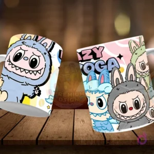 Dos tazas Labubu flotantes. Taza izquierda con Labubu como una criatura peluda azul, con expresión feliz. Taza derecha con tres personajes estilo Labubu, uno gris, uno azul, y uno verde, con texto 'Lazy Yoga'. Fondo de madera.