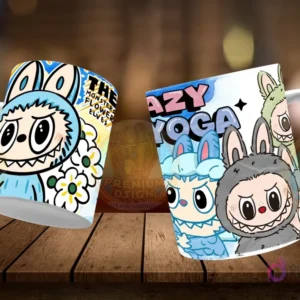 Dos tazas Labubu flotantes. Taza izquierda con Labubu en un traje con capucha azul, rodeado de flores blancas, con texto 'The Monsters Flower Elves'. Taza derecha con tres personajes estilo Labubu, uno gris, uno azul, y uno verde, con texto 'Lazy Yoga'. Fondo de madera.