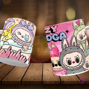 Dos tazas Labubu flotantes. Taza izquierda con Labubu tomando un baño de burbujas con un patito de goma. Taza derecha con tres personajes estilo Labubu, uno gris, uno rosa con moño, y uno verde, con texto 'Lazy Yoga'. Fondo de madera.