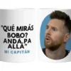 Taza blanca sublimada con frase "Qué Mirás Bobo" en negro y "Mi Capitán" en azul, y retrato ovalado de Lionel Messi mirando a la derecha sobre fondo celeste.
