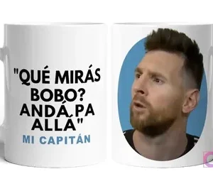 Taza blanca sublimada con frase "Qué Mirás Bobo" en negro y "Mi Capitán" en azul, y retrato ovalado de Lionel Messi mirando a la derecha sobre fondo celeste.