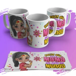 Tres tazas blancas sublimadas con diseño de una niña estilo chibi inspirada en Wonder Woman y texto 'Feliz día para la Mamá más fuerte del mundo', junto a dos plantillas planas